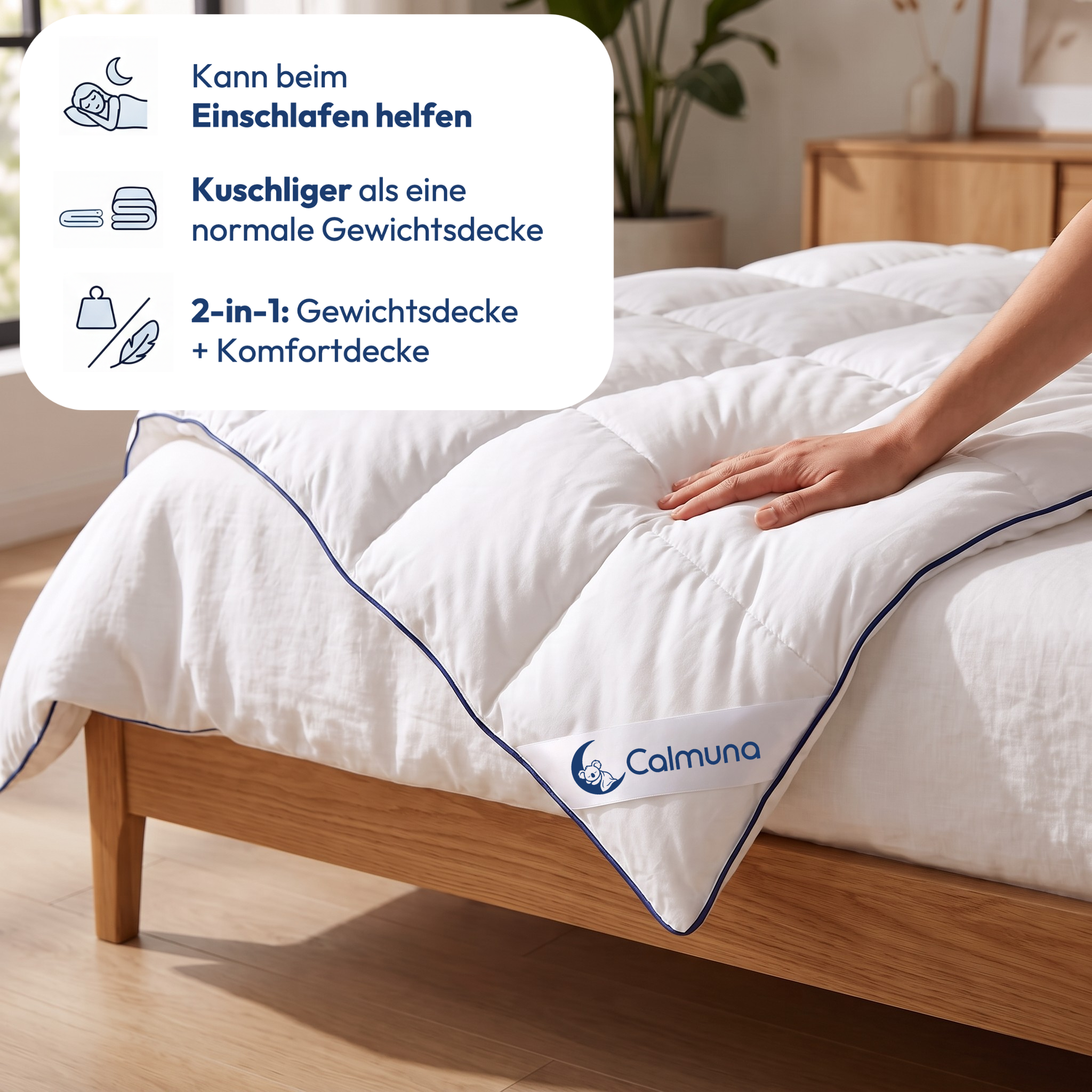 Hand auf der Calmuna Embrace Gewichtsdecke auf einem Holzbett – 2-in-1 aus Gewichtsdecke und Komfortdecke