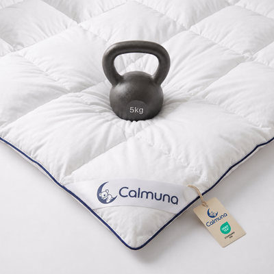 Calmuna Embrace Gewichtsdecke mit 5-kg-Kettlebell als Gewichtsvergleich 